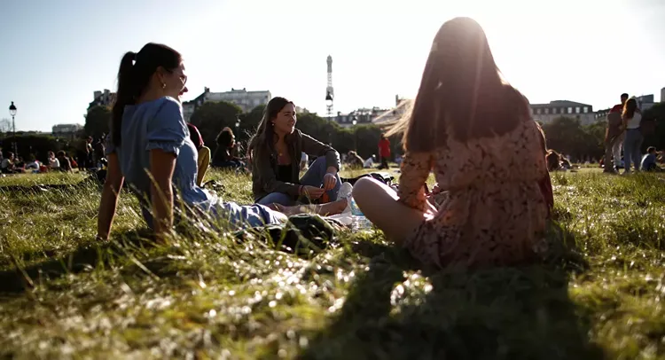 Paris citizens enjoy city parks as they reopen amid eased COVID-19 lockdown - VIDEO