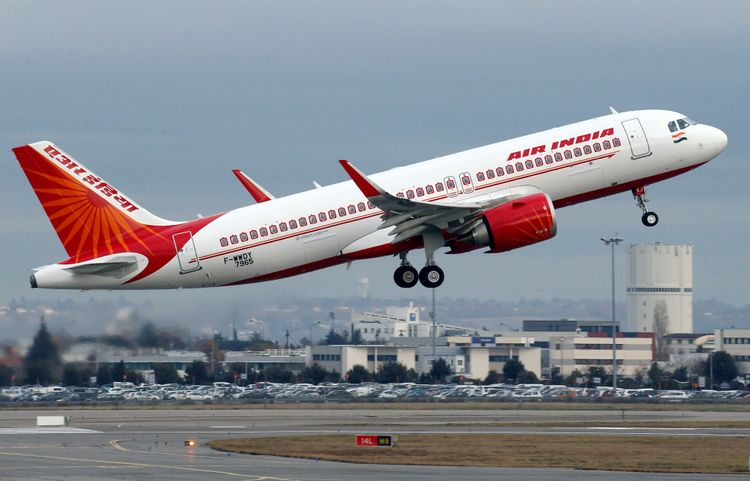 Летевший в Москву из Индии самолет вернулся из-за обнаружения коронавируса у пилота