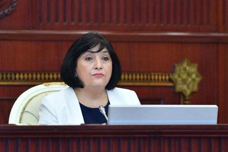 Milli Məclisin sədri deputatlara irad bildirib 