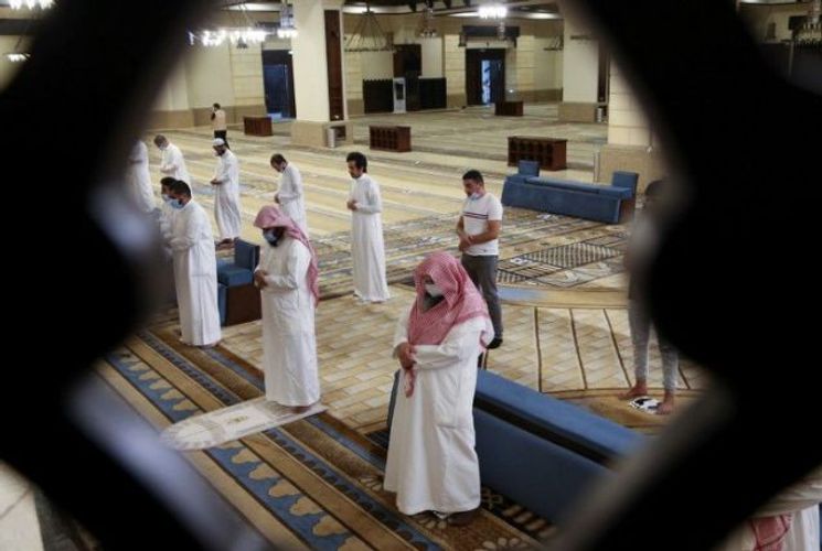 Saudi Arabia reopens mosques with strict regulations for worshippers