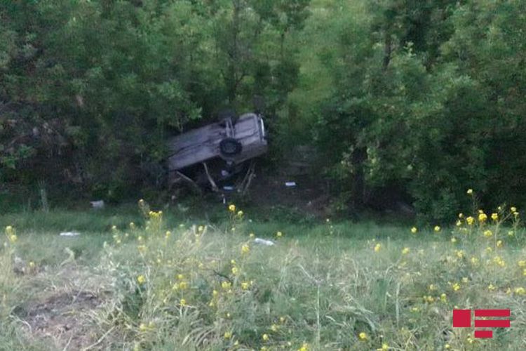 В Агстафе ВАЗ выпал с моста, ранены 4 человека - ФОТО