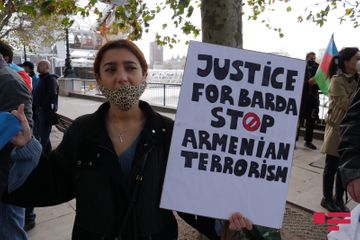 “London Eye”ın qarşısında Gəncə və Bərdə terrorunun qurbanları yad edilib - FOTO