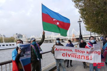 “London Eye”ın qarşısında Gəncə və Bərdə terrorunun qurbanları yad edilib - FOTO