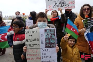 “London Eye”ın qarşısında Gəncə və Bərdə terrorunun qurbanları yad edilib - FOTO
