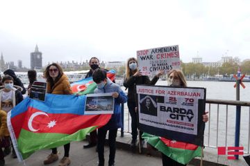“London Eye”ın qarşısında Gəncə və Bərdə terrorunun qurbanları yad edilib - FOTO