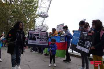 “London Eye”ın qarşısında Gəncə və Bərdə terrorunun qurbanları yad edilib - FOTO
