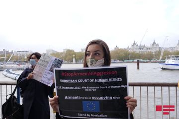 “London Eye”ın qarşısında Gəncə və Bərdə terrorunun qurbanları yad edilib - FOTO