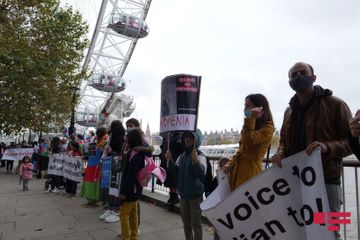 “London Eye”ın qarşısında Gəncə və Bərdə terrorunun qurbanları yad edilib - FOTO