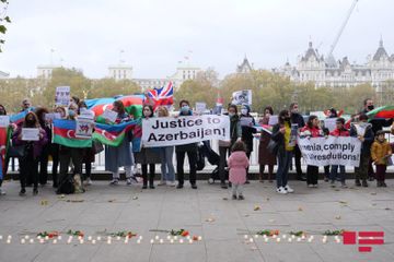 “London Eye”ın qarşısında Gəncə və Bərdə terrorunun qurbanları yad edilib - FOTO