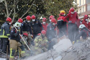 İzmirdə zəlzələdə ölənlərin sayı 98 nəfərə çatıb - YENİLƏNİB-8