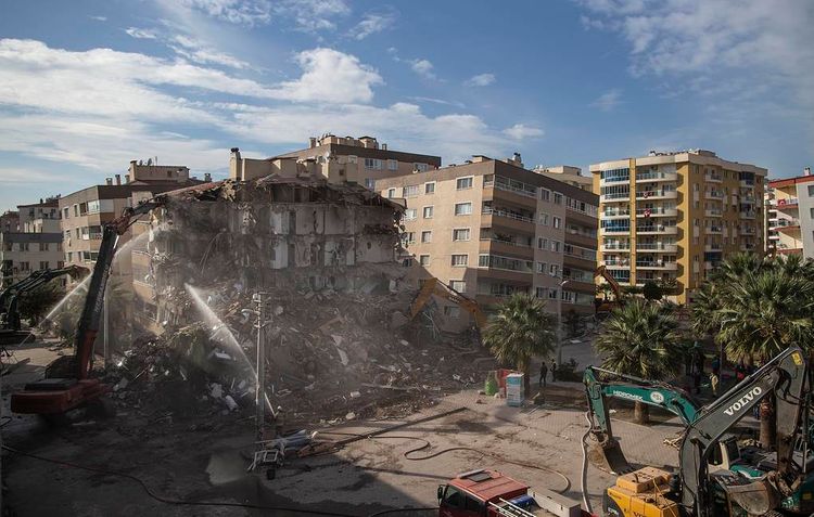 В Турции задержали 9 человек, отвечавших за строительство рухнувших в Измире зданий