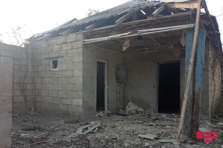 Выпущенный армянами снаряд попал во двор жилого дома в Тертере - ФОТО