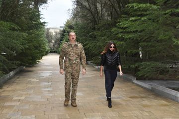 Azərbaycan Prezidenti İlham Əliyev və birinci xanım Mehriban Əliyeva Fəxri xiyabanda və Şəhidlər xiyabanında olublar - YENİLƏNİB