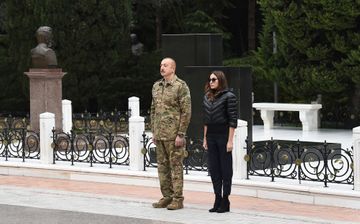 Azərbaycan Prezidenti İlham Əliyev və birinci xanım Mehriban Əliyeva Fəxri xiyabanda və Şəhidlər xiyabanında olublar - YENİLƏNİB