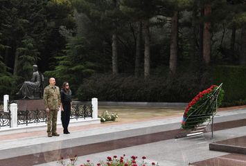 Azərbaycan Prezidenti İlham Əliyev və birinci xanım Mehriban Əliyeva Fəxri xiyabanda və Şəhidlər xiyabanında olublar - YENİLƏNİB
