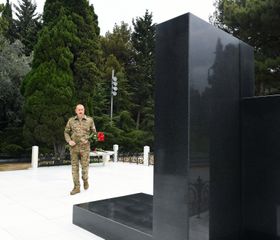 Azərbaycan Prezidenti İlham Əliyev və birinci xanım Mehriban Əliyeva Fəxri xiyabanda və Şəhidlər xiyabanında olublar - YENİLƏNİB