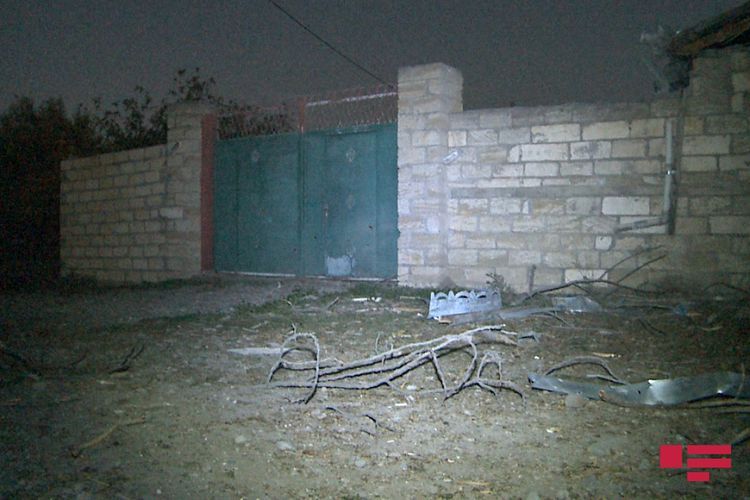 Вражеский снаряд попал во двор дома оператора APA TV – ФОТО 