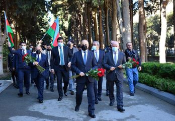Mədəniyyət Nazirliyinin rəhbərliyi və bir qrup mədəniyyət xadimi Fəxri Xiyabanı ziyarət ediblər