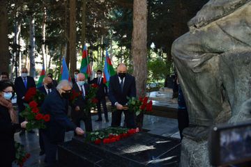 Mədəniyyət Nazirliyinin rəhbərliyi və bir qrup mədəniyyət xadimi Fəxri Xiyabanı ziyarət ediblər