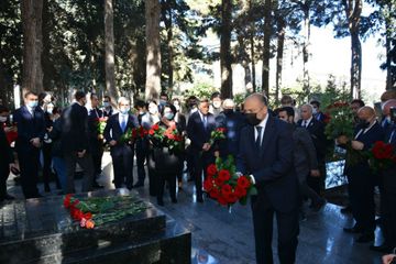 Mədəniyyət Nazirliyinin rəhbərliyi və bir qrup mədəniyyət xadimi Fəxri Xiyabanı ziyarət ediblər