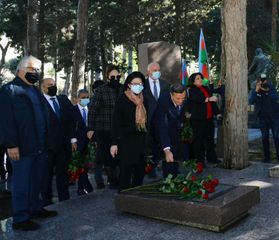 Mədəniyyət Nazirliyinin rəhbərliyi və bir qrup mədəniyyət xadimi Fəxri Xiyabanı ziyarət ediblər