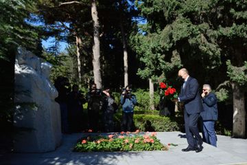 Mədəniyyət Nazirliyinin rəhbərliyi və bir qrup mədəniyyət xadimi Fəxri Xiyabanı ziyarət ediblər