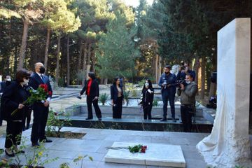 Mədəniyyət Nazirliyinin rəhbərliyi və bir qrup mədəniyyət xadimi Fəxri Xiyabanı ziyarət ediblər