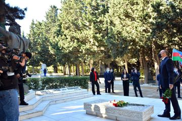 Mədəniyyət Nazirliyinin rəhbərliyi və bir qrup mədəniyyət xadimi Fəxri Xiyabanı ziyarət ediblər