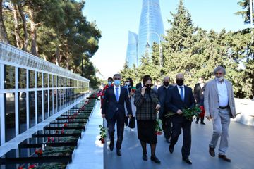 Mədəniyyət Nazirliyinin rəhbərliyi və bir qrup mədəniyyət xadimi Fəxri Xiyabanı ziyarət ediblər