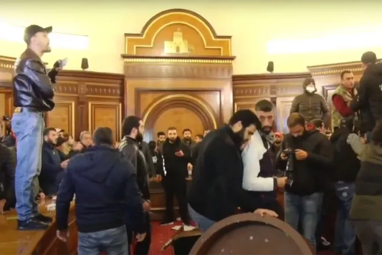Протестующие в Ереване ворвались в парламент и заняли трибуну