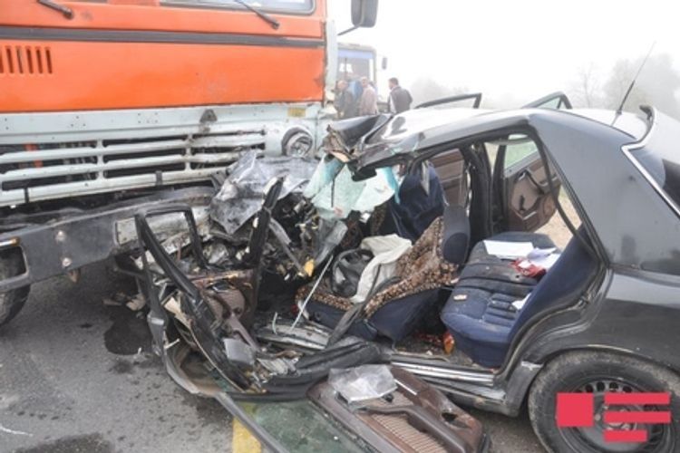 В Агджабеди грузовик столкнулся с легковым автомобилем, есть погибший