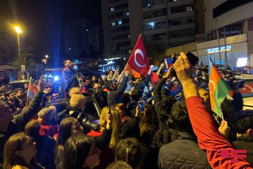 Bakı sakinləri tarixi zəfəri qeyd edir - VİDEO