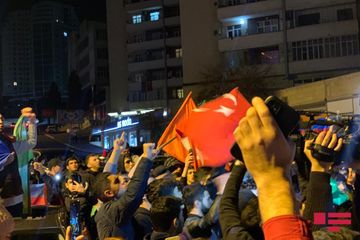 Bakı sakinləri tarixi zəfəri qeyd edir - VİDEO