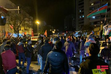 Bakı sakinləri tarixi zəfəri qeyd edir - VİDEO