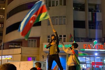 Bakı sakinləri tarixi zəfəri qeyd edir - VİDEO