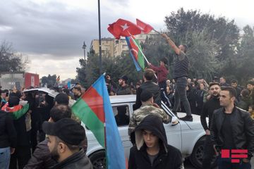 Bakı sakinləri tarixi zəfəri qeyd edir - VİDEO