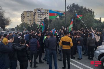 Bakı sakinləri tarixi zəfəri qeyd edir - VİDEO