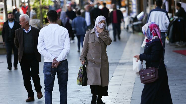 В Турции из-за коронавируса запретили курить на улицах