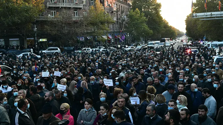 Ermənistanda Paşinyanın istefası tələbi ilə kütləvi etiraz aksiyası başlayıb