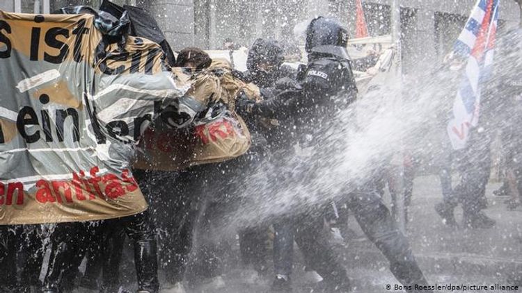 Во Франкфурте полиция применила водометы на акции против карантина - ВИДЕО