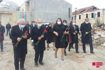 Türkiyənin Nişantaşı Universitetinin nümayəndələri Gəncədə Ermənistanın raket atdığı əraziyə baş çəkiblər