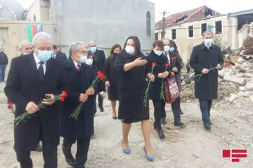 Türkiyənin Nişantaşı Universitetinin nümayəndələri Gəncədə Ermənistanın raket atdığı əraziyə baş çəkiblər