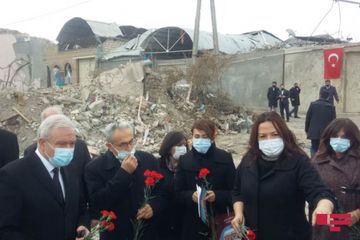 Türkiyənin Nişantaşı Universitetinin nümayəndələri Gəncədə Ermənistanın raket atdığı əraziyə baş çəkiblər