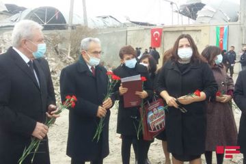 Türkiyənin Nişantaşı Universitetinin nümayəndələri Gəncədə Ermənistanın raket atdığı əraziyə baş çəkiblər
