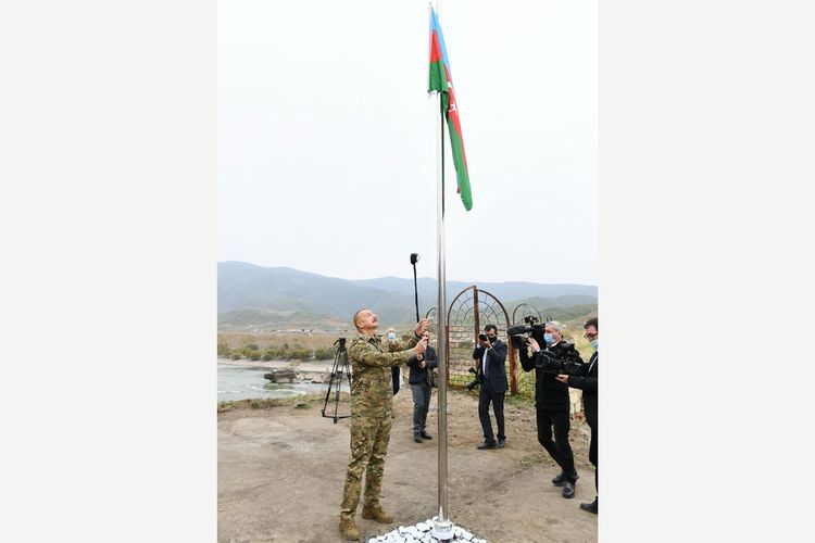 Prezident İlham Əliyev Xudafərin körpüsündə Azərbaycan bayrağını qaldırıb