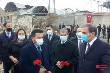 İƏT Gənclər Forumunun nümayəndələri Gəncədə Ermənistanın raket atdığı əraziyə baş çəkiblər