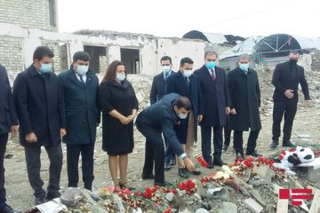 İƏT Gənclər Forumunun nümayəndələri Gəncədə Ermənistanın raket atdığı əraziyə baş çəkiblər