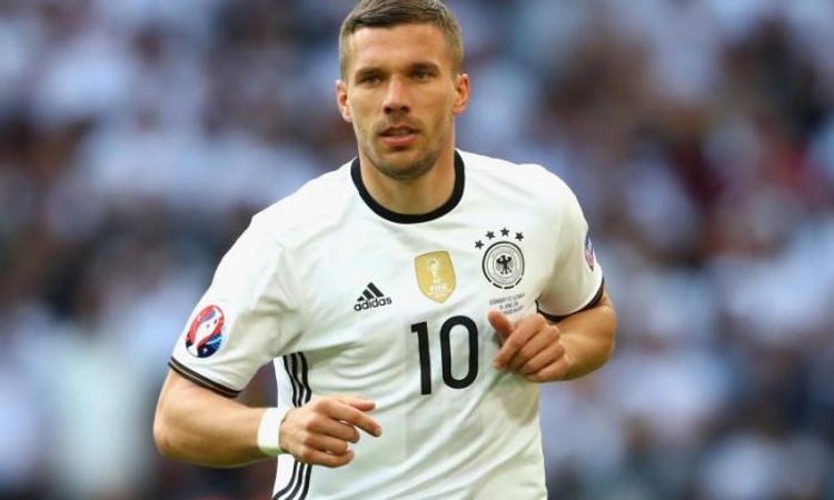 Lukaş Podolski hokkey komandasında oynayacaq