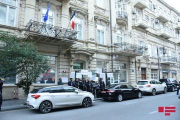 Fransa səfirliyinin qarşısında piket keçirilib 