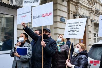 Fransa səfirliyinin qarşısında piket keçirilib 